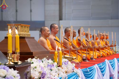 ภาพ No.91052:พิธีบำเพ็ญกุศลสวดพระอภิธรรม  อุบาสกถาวร พรหมถาวร (อุบาสกผู้ปั้นพระ) คืนสุดท้าย วันศุกร์ที่ 20 ตุลาคม พ.ศ. 2566 ณ ห้องแก้วสารพัดนึก 1 สภาธรรมกายสากล วัดพระธรรมกาย จ.ปทุมธานี