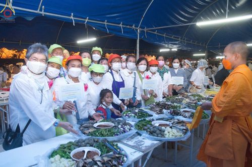 ภาพ No.74916:พิธีถวายภัตตาหารเป็นสังฆทาน แด่คณะพระธรรมยาตราฯ ในโครงการธรรมยาตรากตัญญูบูชา มหาปูชนียาจารย์ พระมงคลเทพมุนี(สด จนฺทสโร) พระผู้ปราบมาร อนุสรณ์สถาน 7 แห่ง ปีที่ 11 วันที่ 29 มกราคม พ.ศ. 2566