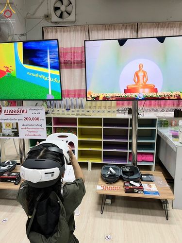 ภาพ No.71223:วัดพระธรรมกาย มูลนิธิธรรมกาย และคณะศิษยานุศิษย์ฯ ร่วมกับ อบต.คลองสาม และภาคีเครือข่ายฯ เปิดตัวสื่อนวัตกรรมพุทธประวัติผ่านแว่น VR สู่โลกเสมือนจริง - จัดแสดงนิทรรศการพลังความดี UG5 POWER เนื่องในงานวันเด็กแห่งชาติ ประจำปี พ.ศ.2566