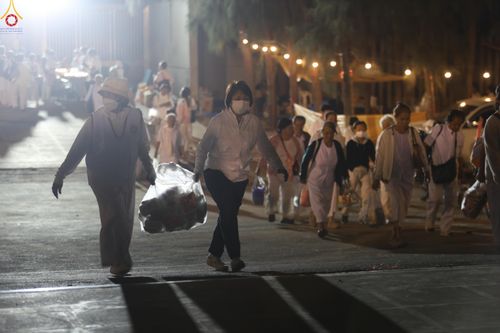 ภาพ No.300691:ภาพเบื้องหลังอาสาสมัครรวมใจ ชุดที่ 3 ในโครงการธรรมยาตรา กตัญญูบูชา มหาปูชนียาจารย์ พระมงคลเทพมุนี(สด จนฺทสโร) พระผู้ปราบมาร อนุสรณ์สถาน 7 แห่ง ปีที่ 14