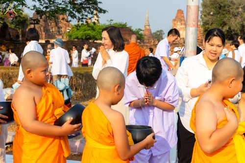 ภาพ No.318097:วันเสาร์ที่ 4 เมษายน พ.ศ. 2569 งานทำบุญเมืองใจกลางอยุธยา  ตักบาตรพระ 1,109 รูป ณ ถนนชีกุน หน้าวัดมหาธาตุ และวัดราชบูรณะ