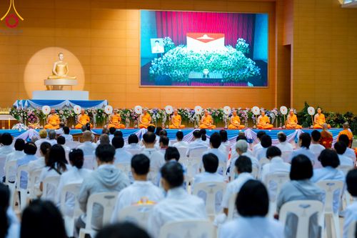 ภาพ No.90823:พิธีบำเพ็ญกุศลสวดพระอภิธรรม  อุบาสกถาวร พรหมถาวร (อุบาสกผู้ปั้นพระ) คืนที่ 4 วันอังคารที่ 17 ตุลาคม พ.ศ. 2566 ณ ห้องแก้วสารพัดนึก 1 สภาธรรมกายสากล วัดพระธรรมกาย จ.ปทุมธานี