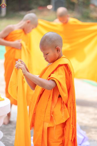 ภาพ No.317983:วันพฤหัสบดีที่ 2 เมษายน พ.ศ.2569 พิธีปลงผม , พิธีขอขมามอบบาตรและผ้าไตร , พิธีบรรพชาสามเณร จำนวน 28 รูป   ณ วัดโซกเป็ดอภิญญาโณ ต.เมืองเก่า อ.เมือง จ.สุโขทัย