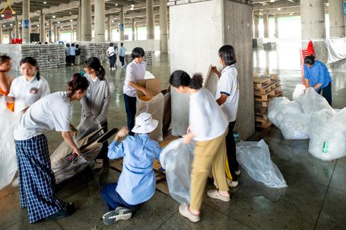 ภาพ No.322241:วันที่ 14 เมษายน พ.ศ.2569 การเตรียมแผ่นรองนั่ง เพื่องานถวายมหาสังฆทาน 40,000 กว่าวัดทั่วประเทศ วันคุ้มครองโลก 22 เมษายน พ.ศ.2569 วัดพระธรรมกาย