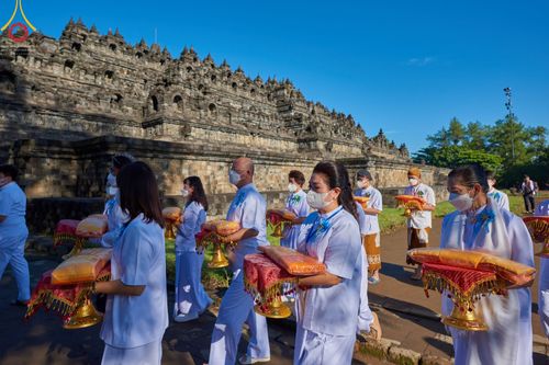 ภาพ No.68170:พิธีเวียนประทักษิณ และวันทาพระมหาเจดีย์บรมพุทโธ ของนาคธรรมทายาท ประเทศอินโดนีเซีย วันที่ 17 ธันวาคม พ.ศ. 2565