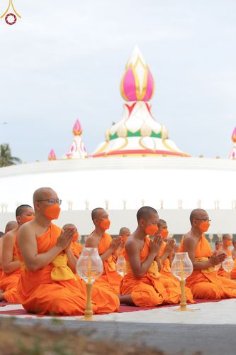 ภาพ No.70143:พิธีจุดประทีปถวายเป็นพุทธบูชา และบูชาธรรมมหาปูชนียาจารย์ ในโครงการธรรมยาตรากตัญญูบูชา มหาปูชนียาจารย์ พระมงคลเทพมุนี(สด จนฺทสโร) พระผู้ปราบมาร ปีที่ 11 ณ อนุสรณ์สถานลำดับที่ 2 สถานที่ตั้งมโนปณิธานบวชตลอดชีวิต อนุสรณ์สถานคลองบางนางแท่น อ.สามพราน จ.นครปฐม 