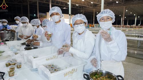 ภาพ No.75100:พิธีถวายภัตตาหารเป็นสังฆทาน แด่คณะพระธรรมยาตราฯ ในโครงการธรรมยาตรากตัญญูบูชา มหาปูชนียาจารย์ พระมงคลเทพมุนี(สด จนฺทสโร) พระผู้ปราบมาร อนุสรณ์สถาน 7 แห่ง ปีที่ 11 วันที่ 31 มกราคม พ.ศ. 2566