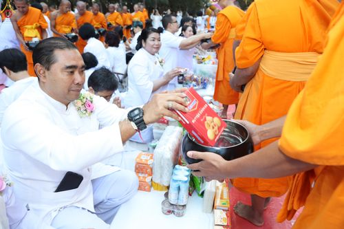 ภาพ No.289432:วันที่ 7 มกราคม พ.ศ. 2569 พิธีตักบาตรพระธรรมยาตรา ณ อนุสรณ์สถานลำดับที่ 1 สถานที่เกิดด้วยรูปกายเนื้อ อนุสรณ์สถานมหาวิหารพระมงคลเทพมุนี (โลตัสแลนด์) อ.สองพี่น้อง จ.สุพรรณบุรี ในโครงการธรรมยาตรา กตัญญูบูชา มหาปูชนียาจารย์ พระมงคลเทพมุนี(สด จนฺทสโร) พระผู้ป