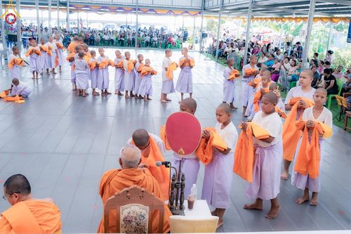 ภาพ No.133524:พิธีขอขมารับผ้าไตร, พิธีบรรพชาสามเณร, สามเณรออกบิณฑบาต ในโครงการบรรพชาสามเณร ฟื้นฟูพระพุทธศาสนาทั่วไทย  ณ ศูนย์ปฏิบัติธรรม และอบรมเยาวชนเมืองยะลา วันที่ 3 เมษายน พ.ศ. 2567