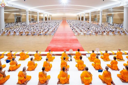 ภาพ No.228400:วันอาทิตย์ที่ 8 มิถุนายน พ.ศ. 2568 พิธีถวายทุนสนับสนุนพระไตรปิฎกฉบับธรรมชัย และอนุรักษ์คัมภีร์โบราณ ณ ห้องแก้วสารพัดนึก 2 วัดพระธรรมกาย