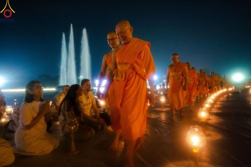 ภาพ No.170379:พิธีลอยกระทงธรรม ณ สระเศรษฐีทะเลบุญ มหาวิหารพระมงคลเทพมุนีฯ วัดพระธรรมกาย วันศุกร์ที่ 15 พฤศจิกายน พ.ศ.2567 (วันเพ็ญ 15 ค่ำ เดือน 12)