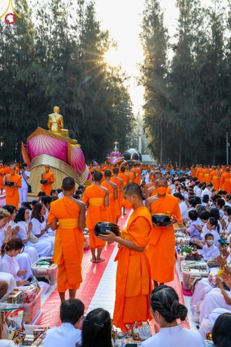 ภาพ No.107457:พิธีตักบาตรพระธรรมยาตราฯ ในโครงการธรรมยาตรากตัญญูบูชา มหาปูชนียาจารย์ พระมงคลเทพมุนี(สด จนฺทสโร) พระผู้ปราบมาร ปีที่ 12 ณ อนุสรณ์สถานมหาวิหารพระมงคลเทพมุนี อ.สองพี่น้อง จ.สุพรรณบุรี วันที่ 7 มกราคม พ.ศ. 2567