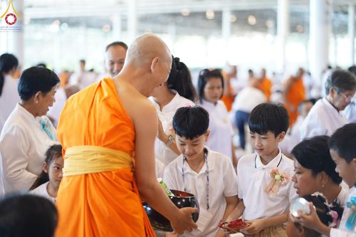 ภาพ No.151080:พิธีตักบาตร ในวันอาทิตย์ต้นเดือน วันที่ 1 กันยายน พ.ศ. 2567 ณ สภาธรรมกายสากล วัดพระธรรมกาย