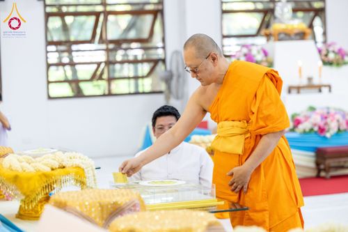ภาพ No.160882:พิธีเจริญพระพุทธมนต์ และปิดแผ่นทองรูปเหมือน พระเดชพระคุณพระมงคลเทพมุนี (สด จนฺทสโร) พระผู้ปราบมาร จำนวน 3 องค์ วันเสาร์ที่ 5 ตุลาคม พ.ศ. 2567 ณ อาคารปลูกศรัทธา 2 (ชานชลาเดิม) วัดพระธรรมกาย อ.คลองหลวง จ.ปทุมธานี