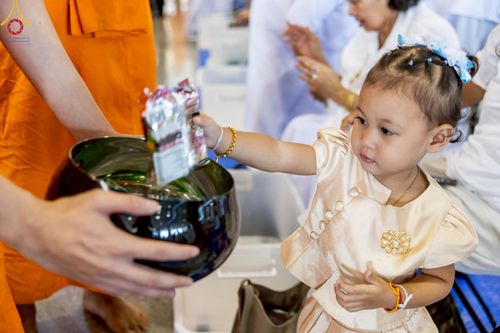 ภาพ No.222056:วันที่ 4 พฤษภาคม พ.ศ. 2568 พิธีตักบาตร เนื่องในวันอาทิตย์ต้นเดือน ณ บ้านแก้วเรือนทองคุณยายฯ วัดพระธรรมกาย