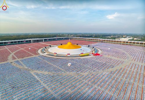 ภาพ No.221641:วันอังคารที่ 22 เมษายน พ.ศ. 2568 ภาพพิธีถวายมหาสังฆทานคณะสงฆ์ 40,000 กว่าวัดทั่วประเทศ เนื่องในวันคุ้มครองโลก ชุดที่ 2 (ปลื้มให้สมการรอคอย) ณ ลานธรรมพระมหาธรรมกายเจดีย์ วัดพระธรรมกาย