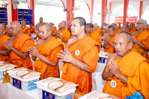 ภาพ No.234462:วันพฤหัสบดีที่ 24 กรกฎาคม พ.ศ. 2568 พิธีถวายสังฆทานแก่คณะสงฆ์ 323 วัด , พิธีมอบกองทุนหนุนแรงใจช่วยครูใต้ , พิธีทำบุญส่วนกุศลแด่ผู้วายชนม์ ในเหตุการณ์ความไม่สงบ 4 จังหวัด ชายแดนภาคใต้ (ปัตตานี , ยะลา , นราธิวาส , สงขลา) ปีที่ 21 ครั้งที่ 179 ณ วัดเวฬุวัน 