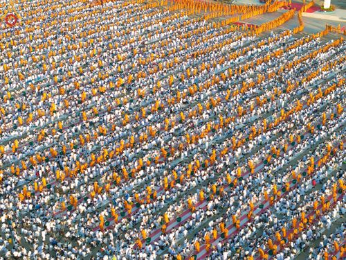 ภาพ No.105325:พิธีตักบาตรฉลองพระบวชใหม่ รุ่นบูชาธรรมมหาปูชนียาจารย์ และต้อนรับศักราชใหม่ วันจันทร์ที่ 1 มกราคม พ.ศ. 2567 ณ ลานธรรมพระมหาธรรมกายเจดีย์ วัดพระธรรมกาย