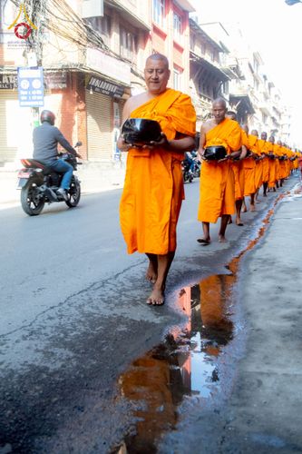 ภาพ No.213190:วันที่ 17 - 18 มีนาคม พ.ศ. 2568 คณะสงฆ์และสามเณรเดินบิณฑบาต รอบเมืองในพื้นที่ วัดสยมภูวนาถและราชวังปาตัน ณ เมืองกาฐมาณฑุ ประเทศเนปาล