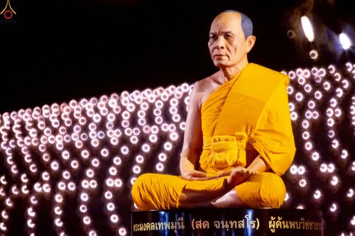 ภาพ No.253715:วันที่ 10 ตุลาคม พ.ศ. 2568 พิธีจุดประทีปบูชาพระผู้ปราบมาร, พิธีจุดประทีปบนพระมหาธรรมกายเจดีย์  20,000 ดวง เนื่องในวันคล้ายวันเกิดครบรอบ 141 ปี พระมงคลเทพมุนี (สด จนฺทสโร)