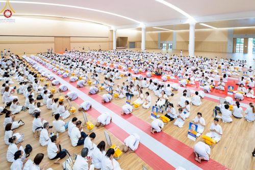 ภาพ No.217032:วันเสาร์ที่ 12 เมษายน พ.ศ. 2568 พิธีเวียนประทักษิณรอบพระมหาธรรมกายเจดีย์  พิธีวันทาเจดีย์ พิธีขอขมาและมอบผ้าไตร ในโครงการอุปสมบทหมู่ บูชาธรรมหลวงพ่อธัมมชโย, โครงการธรรมทายาท ระดับอุดมศึกษา รุ่นที่ 52 ,  โครงการบวชพระนานาชาติ AEC & WAB CEO รุ่นที่ 4 , ณ ว