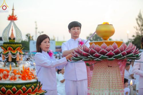 ภาพ No.192725:พิธีจุดประทีปถวายเป็นพุทธบูชา และบูชาธรรมมหาปูชนียาจารย์ ณ อนุสรณ์สถานคลองบางนางแท่น อ.สามพราน จ.นครปฐม ในโครงการธรรมยาตรา กตัญญูบูชา มหาปูชนียาจารย์ พระมงคลเทพมุนี(สด จนฺทสโร) พระผู้ปราบมาร อนุสรณ์สถาน 7 แห่ง ปีที่ 13 วันที่ 10 มกราคม พ.ศ. 2568