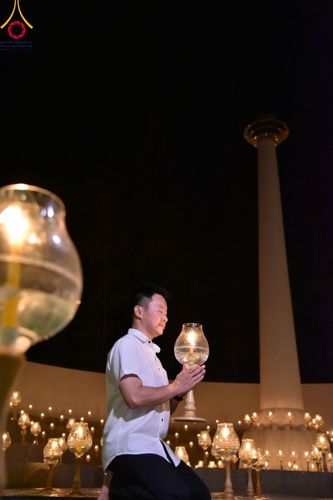 ภาพ No.107198:พิธีจุดประทีปถวายเป็นพุทธบูชา และบูชาธรรมมหาปูชนียาจารย์ ในโครงการธรรมยาตรากตัญญูบูชา มหาปูชนียาจารย์ พระมงคลเทพมุนี(สด จนฺทสโร) พระผู้ปราบมาร  อนุสรณ์สถาน 7 แห่ง ปีที่ 12  วันที่ 6 มกราคม พ.ศ. 2567 ณ อนุสรณ์สถานมหาวิหารพระมงคลเทพมุนี อ.สองพี่น้อง จ.สุพร