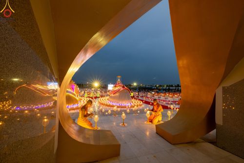 ภาพ No.118265:พิธีจุดประทีปถวายเป็นพุทธบูชา และบูชาธรรมมหาปูชนียาจารย์ พระมงคลเทพมุนี(สด จนฺทสโร) วันที่ 24 มกราคม พ.ศ. 2567 ณ อนุสรณ์สถานบางปลา อ.บางเลน จ.นครปฐม