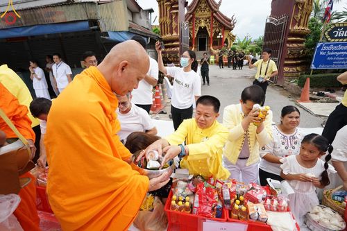 ภาพ No.146322:ตักบาตรพระ 1,384 รูป ทำบุญเมืองฝางครบรอบ 1,383 ปี ถวายเป็นพระราชกุศลแด่พระบาทสมเด็จพระเจ้าอยู่หัว เนื่องในโอกาสพระราชพิธีมหามงคล เฉลิมพระชนมพรรษา 6 รอบ 72 พรรษา วันเสาร์ที่ 27 กรกฎาคม พ.ศ.2567  ณ ถนนหน้าที่ว่าการอำเภอฝาง จ.เชียงใหม่