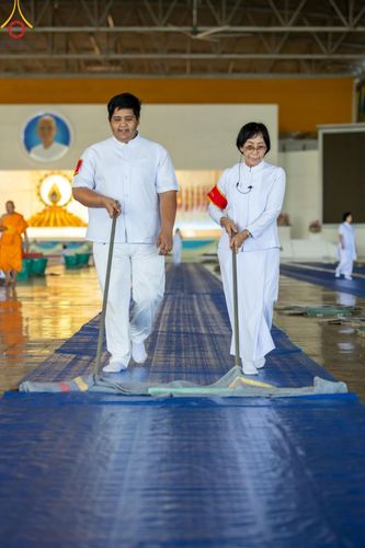 ภาพ No.167573:พิธีตักบาตรและพิธีบูชาข้าวพระ ในวันอาทิตย์ที่ 3 พฤศจิกายน พ.ศ. 2567 ณ วัดพระธรรมกาย