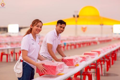 ภาพ No.225137:วันที่ 20 - 27 เมษายน พ.ศ. 2568 "ภาพแห่งความปลื้มที่ไม่มีวันจบ" คณะสงฆ์สามเณร เจ้าหน้าที่ และสาธุชน ร่วมแรงร่วมใจกันเตรียมงานและเก็บงาน เพื่อวันคุ้มครองโลก พิธีถวายมหาสังฆทานคณะสงฆ์ 40,000 กว่าวัดทั่วประเทศ