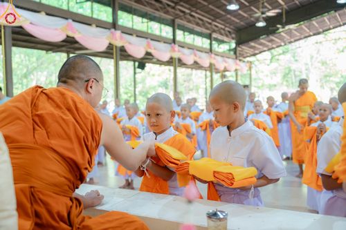 ภาพ No.135131: พิธีบรรพชาสามเณร  พิธีตักบาตรฉลองสามเณรใหม่ วันที่ 1 เมษายน พ.ศ.2567 ในโครงการบรรพชาสามเณรฟื้นฟูพระพุทธศาสนาทั่วไทย ณ ศูนย์ปฏิบัติธรรมแก้วเมืองเลย