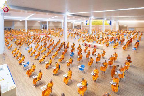 ภาพ No.208865:พระบาทสมเด็จพระเจ้าอยู่หัวทรงพระกรุณาโปรดเกล้าฯ พระราชทานภัตตาหารพระราชทาน แด่พระภิกษุ สามเณร ในการสอบบาลีสนามหลวง ณ วัดพระธรรมกาย วันที่ 22 กุมภาพันธ์ พ.ศ. 2568 ณ วัดพระธรรมกาย อำเภอคลองหลวง จังหวัดปทุมธานี