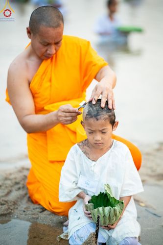 ภาพ No.63356:Photo Story  มหัศจรรย์วัดดงดินแดง Episode 1  พิธีปลงผมนาคธรรมทายาท  ในโครงการบรรพชาอุปสมบทหมู่ ฟื้นฟูพระพุทธศาสนาทั่วไทย วัดดงดินแดง ณ ลำน้ำแม่ตื่น อ.อมก๋อย จ.เชียงใหม่ วันที่ 2 เมษายน พ.ศ. 2567