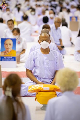 ภาพ No.101503:พิธีเวียนประทักษิณ, พิธีวันทาเจดีย์, พิธีขอขมาและมอบผ้าไตร ในโครงการอุปสมบทหมู่ รุ่นบูชาธรรมมหาปูชนียาจารย์ ณ วัดพระธรรมกาย ในวันที่ 9 ธันวาคม พ.ศ. 2566