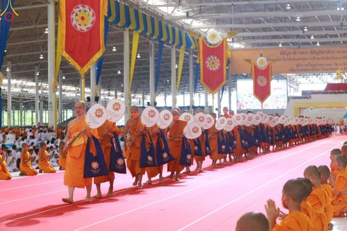 ภาพ No.85444:พิธีถวายมหาสังฆทานคณะสงฆ์ 2000 กว่าวัดทั่วประเทศปีที่ 23, พิธีถวายไทยธรรมคณะสงฆ์ 323 วัด 4 จังหวัดชายแดนภาคใต้, พิธีมอบปัจจัยช่วยเหลือครู 4 จังหวัดชายแดนภาคใต้ ณ สภาธรรมกายสากล วัดพระธรรมกาย ในวันสมาธิโลก อาทิตย์ที่ 6 สิงหาคม พ.ศ. 2566