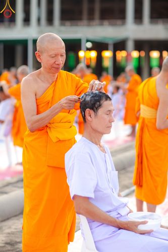 ภาพ No.180077:พิธีปลงผมนาคธรรมทายาท ในโครงการอุปสมบทหมู่ บูชาธรรมมหาปูชนียาจารย์ (ศูนย์อบรมวัดพระธรรมกาย) วันที่ 1 ธันวาคม พ.ศ. 2567 ณ ลานธรรมหารัตนวิหารคด วัดพระธรรมกาย จ.ปทุมธานี