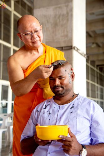 ภาพ No.230859:วันที่ 28 มิถุนายน พ.ศ. 2568 พิธีตัดปอยผมและปลงผม โครงการบวชพระนานาชาติ AEC & WAB รุ่นที่ 9 ณ วิหารคด 2 วัดพระธรรมกาย