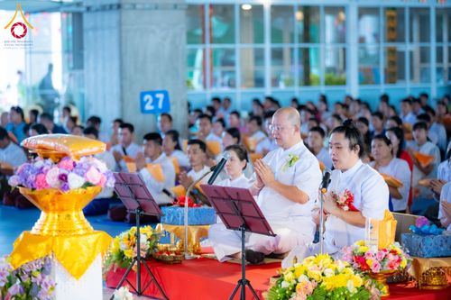 ภาพ No.143757:พิธีถวายผ้าไตร, สวดธรรมจักร, ปฏิบัติธรรม และฟังแสดงพระธรรมเทศนา ภาษาเมียนมา โดยมีสาธุชนชาวเมียนมากว่า 4,000 คน เข้าร่วมพิธี ณ มหารัตนวิหารคด วัดพระธรรมกาย วันอาทิตย์ที่ 7 กรกฎาคม พ.ศ. 2567