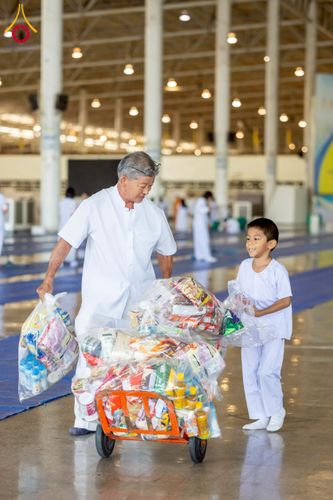 ภาพ No.277076:วันอาทิตย์ที่ 7 ธันวาคม พ.ศ. 2568 พิธีตักบาตรอาทิตย์ต้นเดือน ณ บ้านแก้วเรือนทองคุณยายฯ วัดพระธรรมกาย