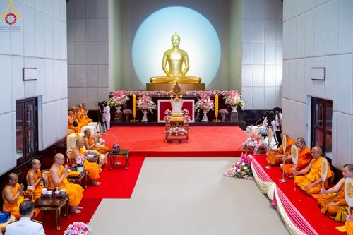 ภาพ No.214852:พิธีต้อนรับสัญญาบัตร พัดยศ พระราชวิเทศวชิรเวที (บัณฑิต วรปญฺโญ) เจ้าอาวาสวัดพระธรรมกายสกอตแลนด์ สหราชอาณาจักร ผู้ช่วยเจ้าอาวาสวัดพระธรรมกาย ณ อุโบสถพระไตรปิฏก วัดพระธรรมกาย