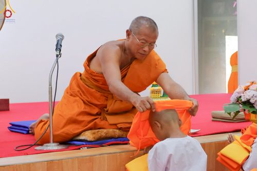 ภาพ No.216268:วันเสาร์ที่ 5 เมษายน พ.ศ. 2568 พิธีตัดปอยผม พิธีขอขมาผู้ปกครอง พิธีขอขมามอบผ้าไตร พิธีบรรพชา พิธีถวายบาตรสามเณร ณ ศูนย์ปฏิบัติธรรมและศูนย์อบรมเยาวชนเพชรบุรี ต.ท่าแลง อ.ท่ายาง จ.เพชรบุรี