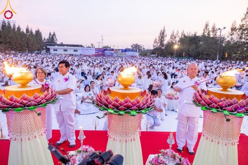 ภาพ No.109655:พิธีจุดประทีปถวายเป็นพุทธบูชา และบูชาธรรมมหาปูชนียาจารย์ วันที่ 10 มกราคม พ.ศ. 2567 ณ อนุสรณ์สถานคลองบางนางแท่น อ.สามพราน จ.นครปฐม