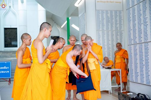 ภาพ No.227781:วันเสาร์ที่ 31 พฤษภาคม พ.ศ.2568 พิธีถวายผ้าไตรแด่สามเณรผู้เข้ารับการอุปสมบท , พิธีอุปสมบทสามเณรเตรียม DCI วัดพระธรรมกาย จ.ปทุมธานี