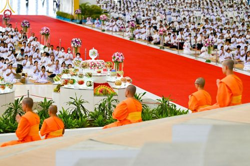 ภาพ No.143475:พิธีตักบาตร ข้าวสารอาหารแห้ง ณ บ้านแก้วเรือนทองคุณยายฯ และ พิธีบูชาข้าวพระ  ณ สภาธรรมกายสากล วัดพระธรรมกาย วันอาทิตย์ที่ 7 กรกฎาคม พ.ศ. 2567