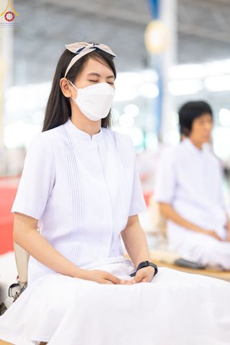 ภาพ No.89523:พิธีตักบาตร ข้าวสารอาหารแห้ง พิธีบูชาข้าวพระ และพิธีจุดเทียนใจ ไฟนิรันดร์  อนันตชัย ณ สภาธรรมกายสากล วัดพระธรรมกาย วันอาทิตย์ที่ 1 ตุลาคม พ.ศ. 2566