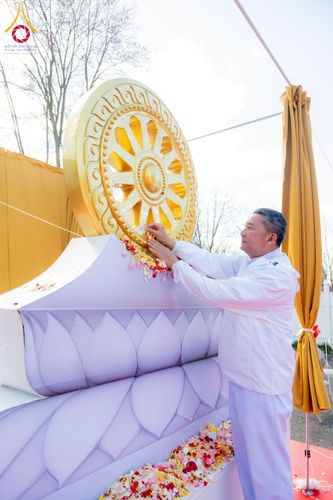 ภาพ No.62459:คณะศิษยานุศิษย์รวมใจสถาปนาและสมโภช ธรรมจักร เพื่ออัญเชิญประดิษฐาน ณ ยอดอุโบสถ 80 ปี หลวงพ่อธัมมชโย วัดพระธรรมกายนิวเจอร์ซี ประเทศสหรัฐอเมริกา  วันอาทิตย์ที่ 7 เมษายน พ.ศ. 2567