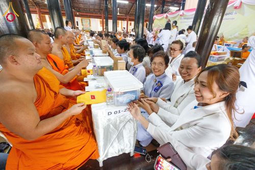 ภาพ No.202227:พิธีเจริญพระพุทธมนต์ ปฏิบัติธรรม มอบทุนการศึกษา ถวายสังฆทาน 108 วัด เพื่อถวายเป็นพุทธบูชา และขับเคลื่อนโครงการหมู่บ้านรักษาศีล 5 โดยคณะสงฆ์จังหวัดนครปฐม คณะศิษยานุศิษย์วัดพระธรรมกาย โครงการธรรมยาตรา ปีที่ 13 ณ วัดบางปลา อำเภอบางเลน จังหวัดนครปฐม