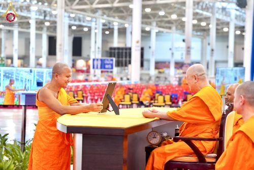 ภาพ No.237521:วันอาทิตย์ที่ 10 สิงหาคม พ.ศ.2568 พิธีมอบใบประกาศเกียรติคุณ โครงการสอบบาลี "ฉลองแชมป์" บูชาธรรม 80 ปี หลวงพ่อธัมมชโย ประจำปี 2568 และ พิธีมอบดวงแก้วสามเณรทรงบาลีไวยากรณ์ ณ สภาธรรมกายสากล วัดพระธรรมกาย ปทุมธานี