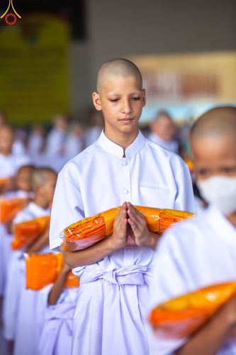 ภาพ No.133988:พิธีขอขมามอบผ้าไตร โครงการบรรพชาสามเณร ศูนย์อบรมวัดพระธรรมกาย ณ วัดพระธรรมกาย วันเสาร์ที่ 6 เมษายน พ.ศ. 2567